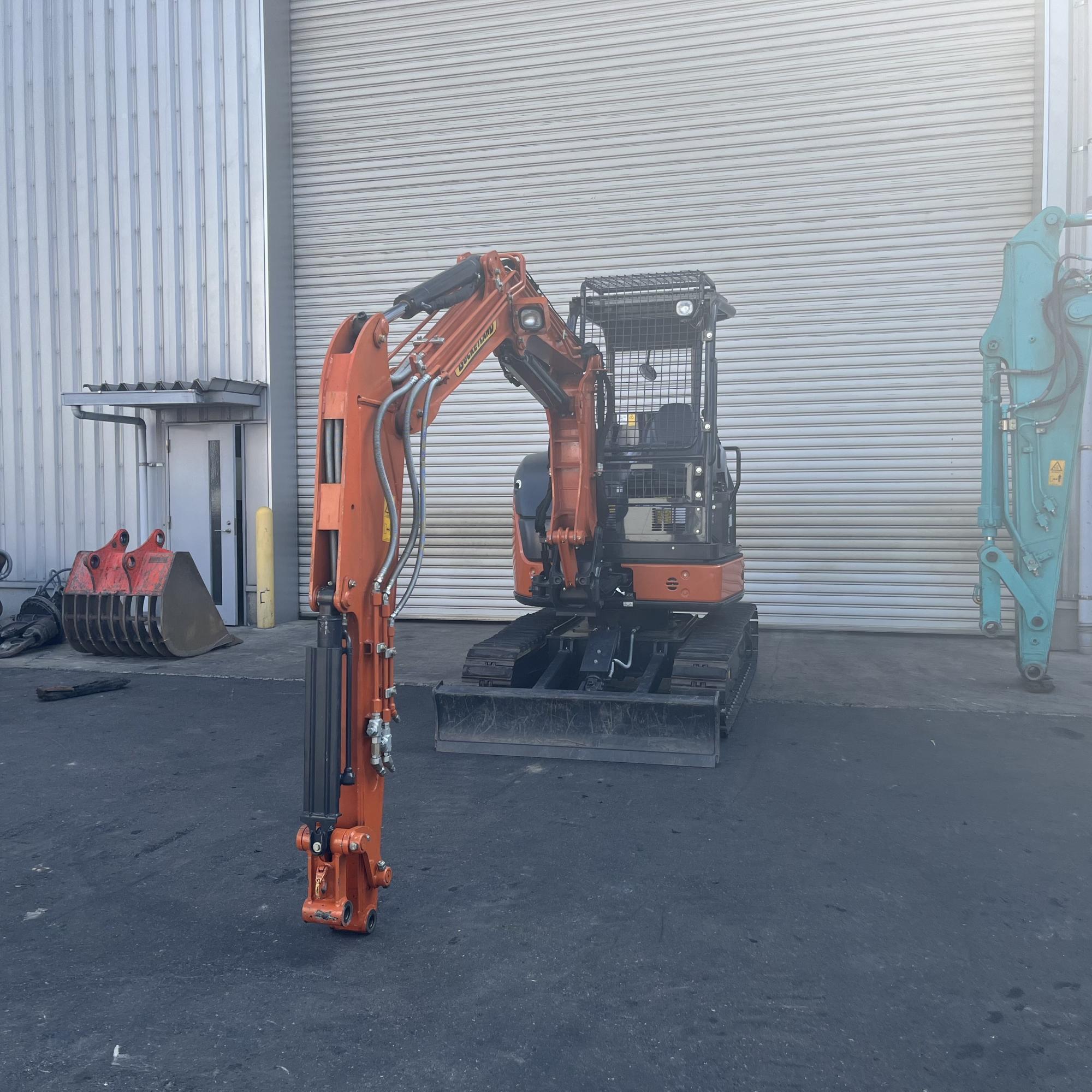 油圧ショベル　3～4ton　後方小旋回2ピースブーム